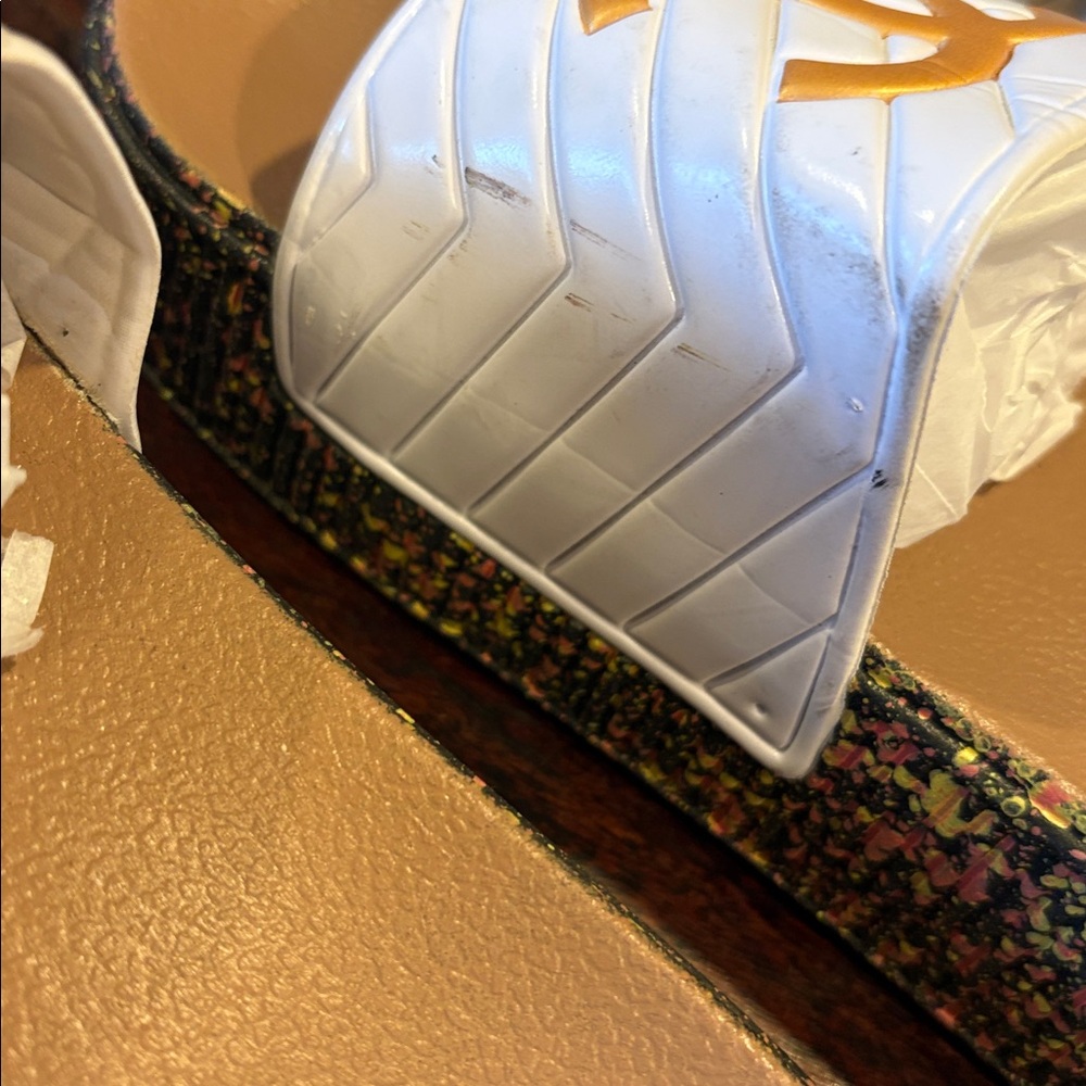 sandals feature a large gold interlocking large logo the strap - Picture 4 of 8
